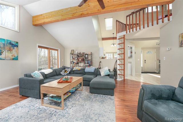 9820 Oakhurst Road, Holly, MI 48442