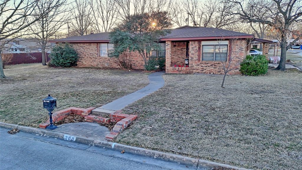 200 Louise Street, Nocona, TX 76255