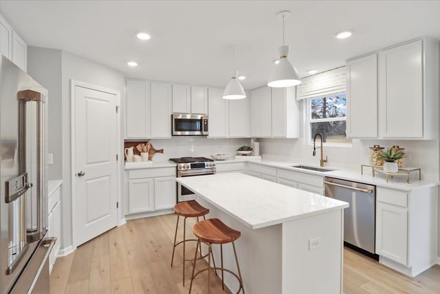 1679 Breton Avenue, North Aurora, IL 60542