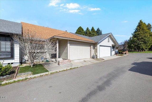 667 Golden Lane, Medford, OR 97504