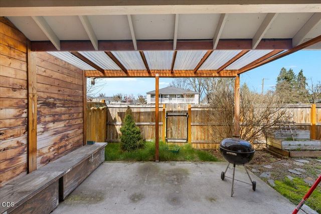 667 Golden Lane, Medford, OR 97504