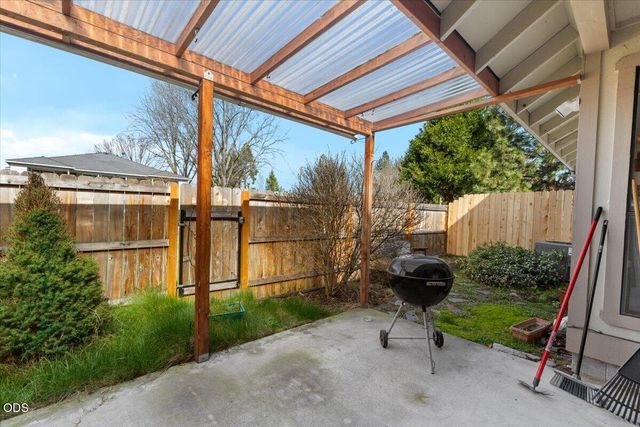 667 Golden Lane, Medford, OR 97504