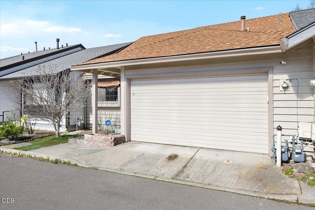 667 Golden Lane, Medford, OR 97504