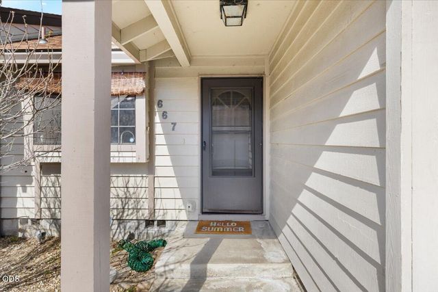 667 Golden Lane, Medford, OR 97504