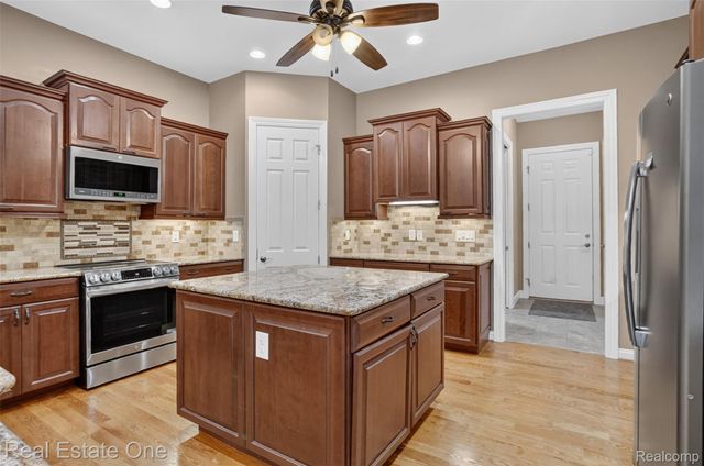 1161 Oakwood Road, Brandon Charter Township, MI 48462