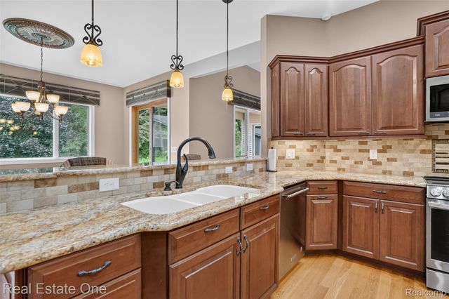 1161 Oakwood Road, Brandon Charter Township, MI 48462