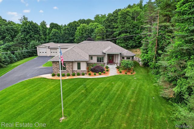 1161 Oakwood Road, Brandon Charter Township, MI 48462