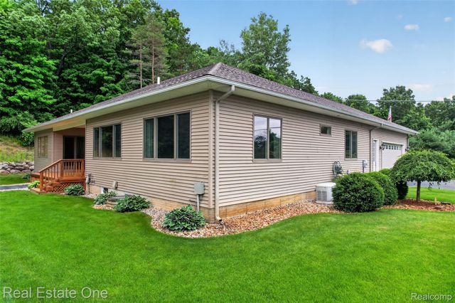 1161 Oakwood Road, Brandon Charter Township, MI 48462