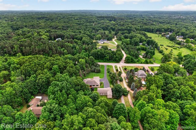1161 Oakwood Road, Brandon Charter Township, MI 48462