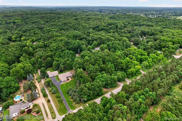 1161 Oakwood Road, Brandon Charter Township, MI 48462