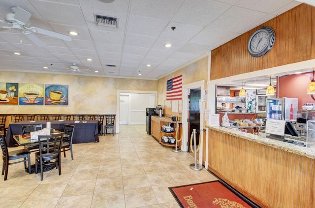 5040 Rose Hill Drive 206, Boynton Beach, FL 33437