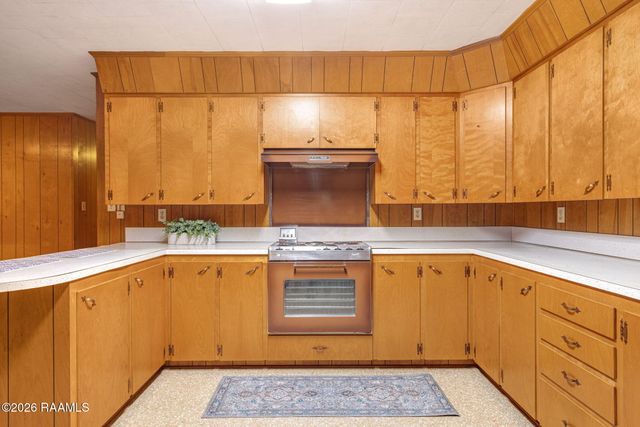 2403 W Schambers Street, Basile, LA 70515