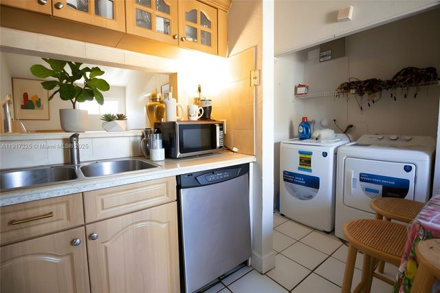 7131 Tam Oshanter Blvd, North Lauderdale, FL 33068