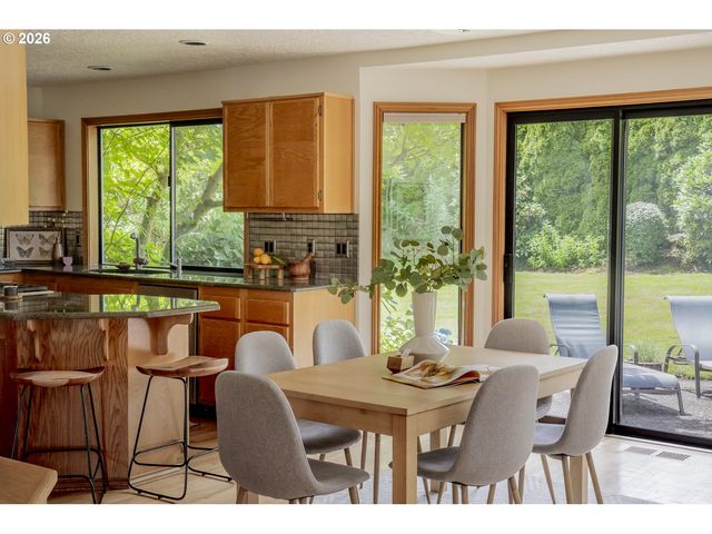 1314 STONEHAVEN Dr, West Linn, OR 97068