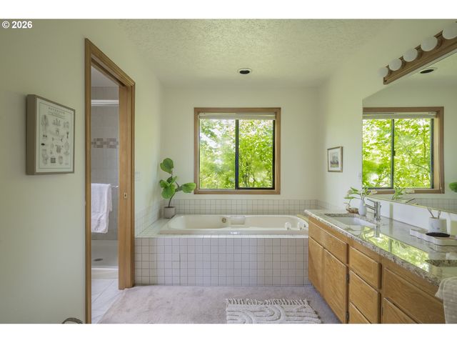 1314 STONEHAVEN Dr, West Linn, OR 97068