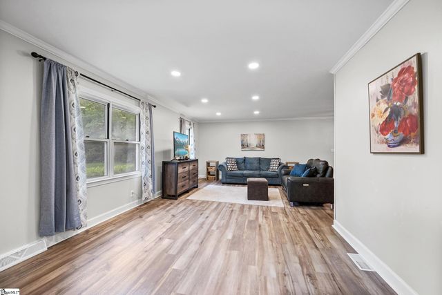 208 Pinewood Drive, Taylors, SC 29687