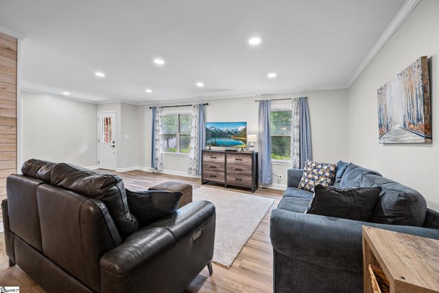 208 Pinewood Drive, Taylors, SC 29687