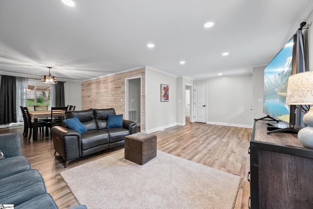 208 Pinewood Drive, Taylors, SC 29687