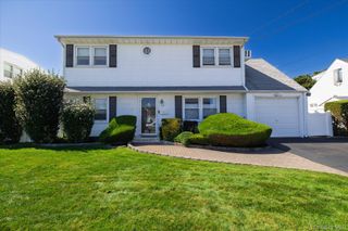 129 Arlyn Drive W, Massapequa, NY 11758