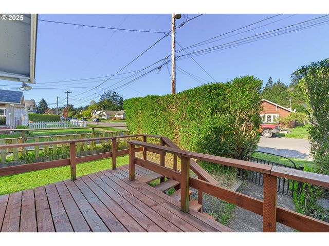 1887 MADRONA St, North Bend, OR 97459