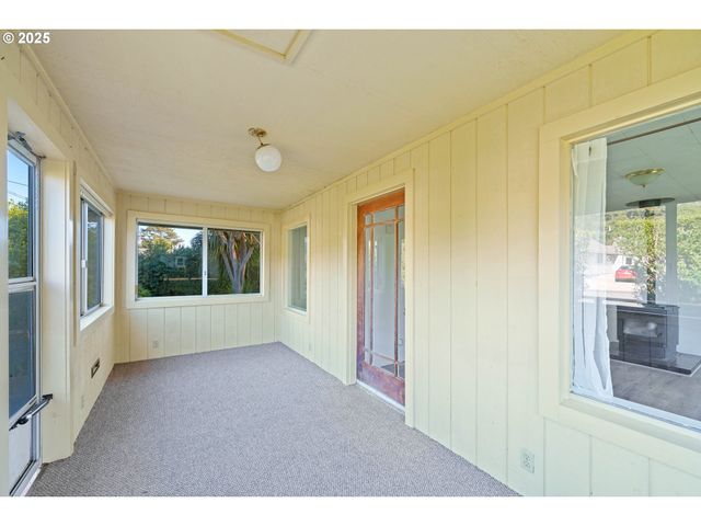 1887 MADRONA St, North Bend, OR 97459