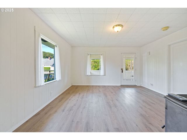 1887 MADRONA St, North Bend, OR 97459