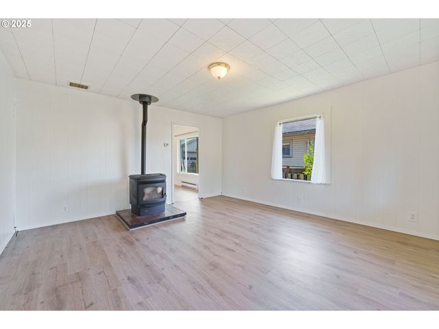 1887 MADRONA St, North Bend, OR 97459