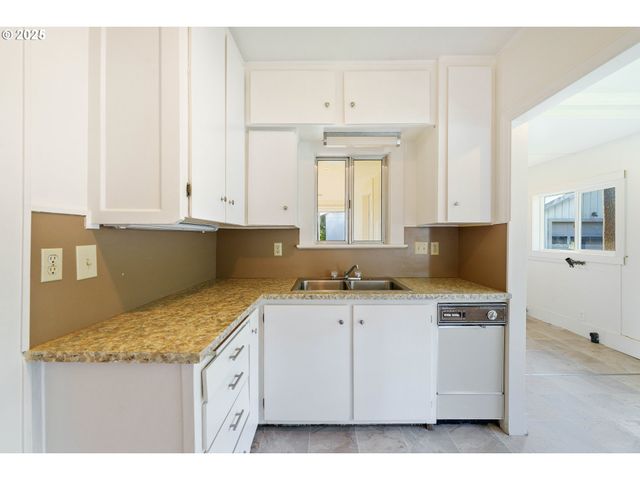 1887 MADRONA St, North Bend, OR 97459