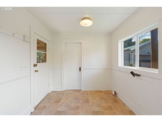 1887 MADRONA St, North Bend, OR 97459