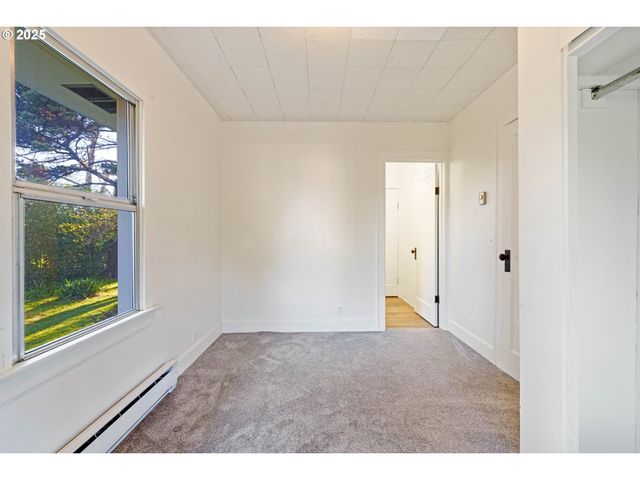 1887 MADRONA St, North Bend, OR 97459