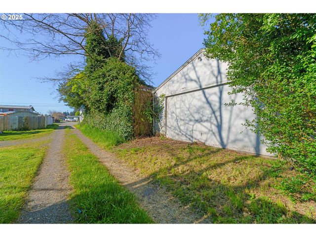 1887 MADRONA St, North Bend, OR 97459