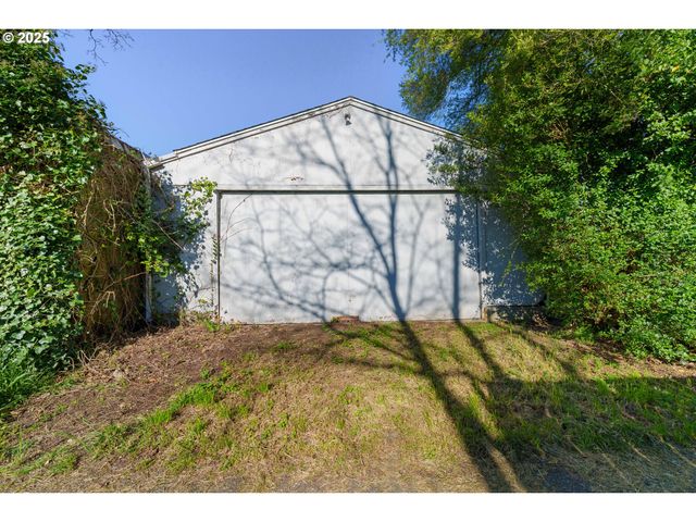 1887 MADRONA St, North Bend, OR 97459