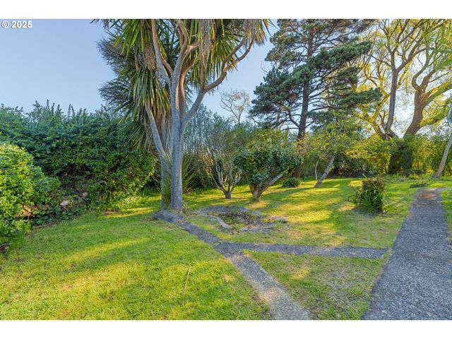 1887 MADRONA St, North Bend, OR 97459