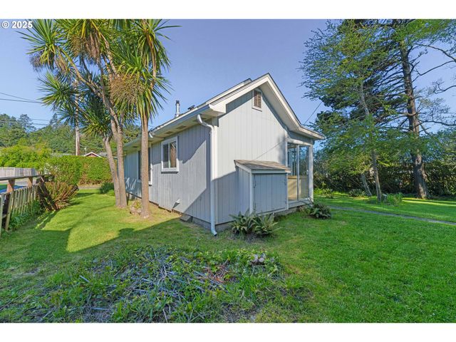 1887 MADRONA St, North Bend, OR 97459