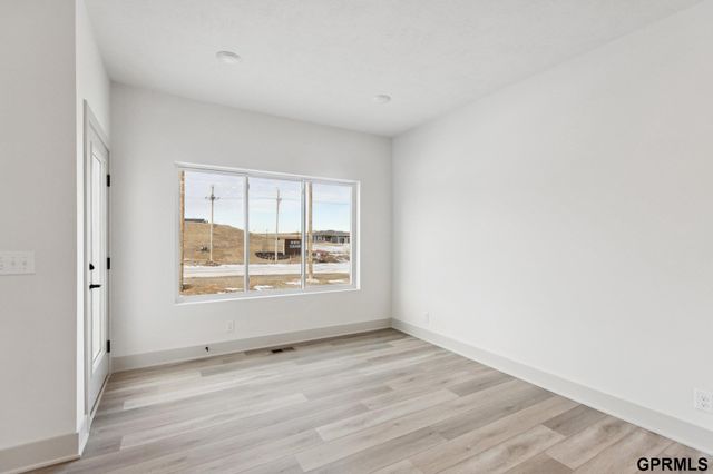 20108 R Street, Omaha, NE 68135