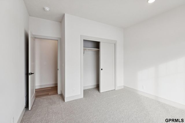 20108 R Street, Omaha, NE 68135