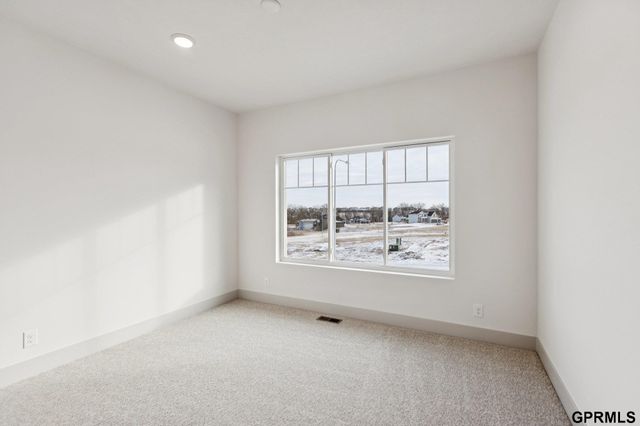 20108 R Street, Omaha, NE 68135