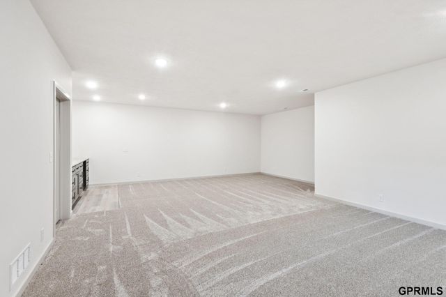 20108 R Street, Omaha, NE 68135