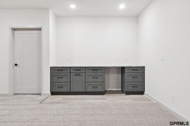 20108 R Street, Omaha, NE 68135