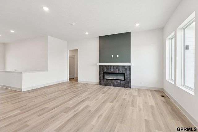 20108 R Street, Omaha, NE 68135