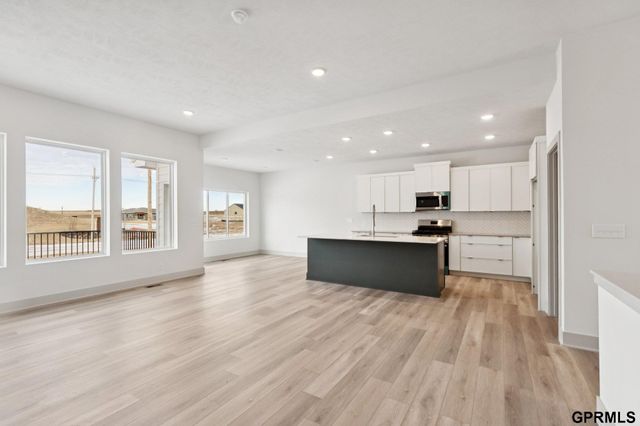 20108 R Street, Omaha, NE 68135