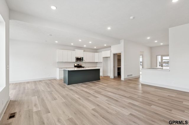 20108 R Street, Omaha, NE 68135