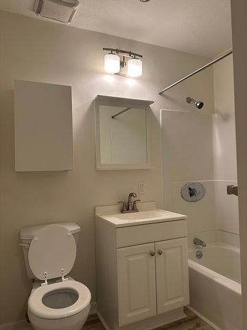 302 Boston Post Rd E B15, Marlborough, MA 01752