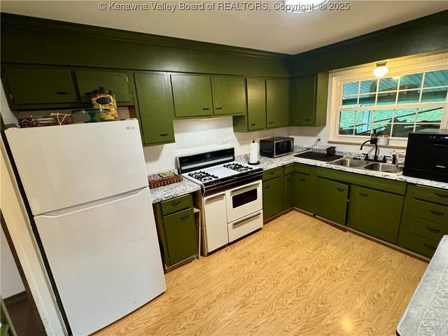 3028 Frame Road, Elkview, WV 25071