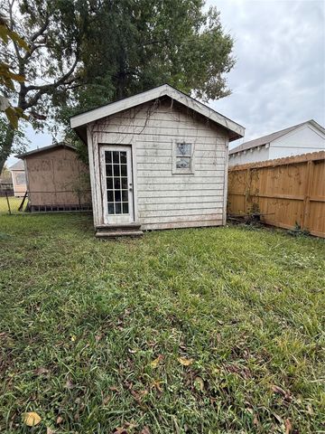 64 Neyland Street, Houston, TX 77022