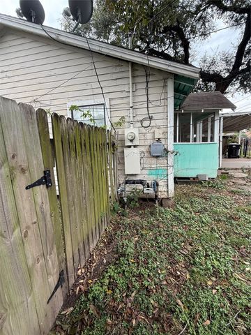 64 Neyland Street, Houston, TX 77022