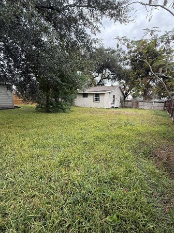 64 Neyland Street, Houston, TX 77022