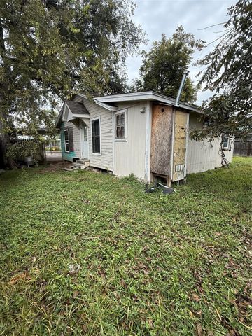 64 Neyland Street, Houston, TX 77022