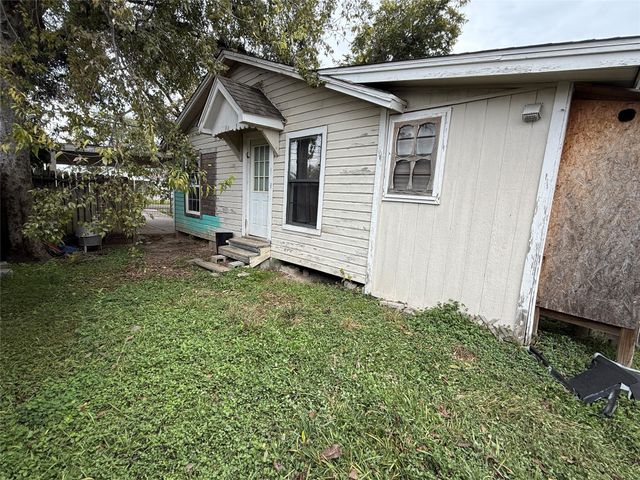 64 Neyland Street, Houston, TX 77022