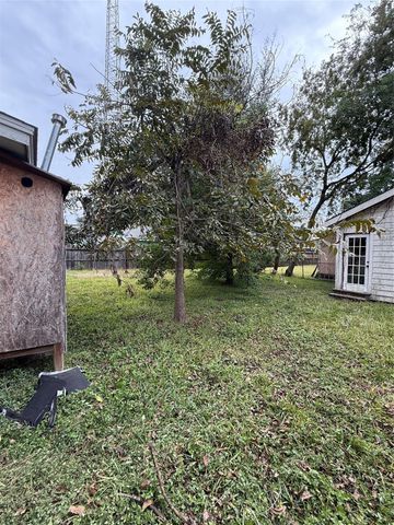 64 Neyland Street, Houston, TX 77022